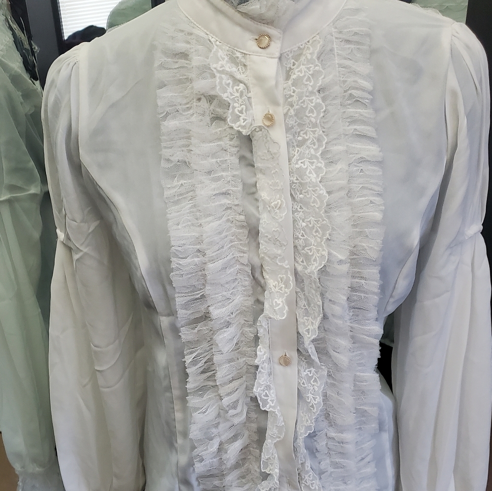 Moon Collection NWT white blouse w/navy neck brooch